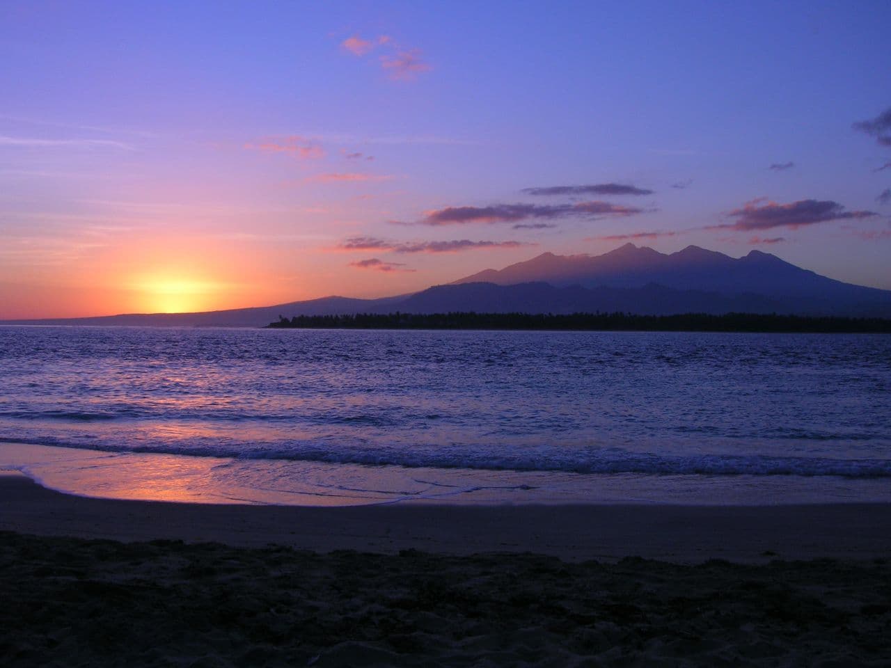 Pink and violet sunrise over Lombok and Mount Rinjani, seen from Gili Air